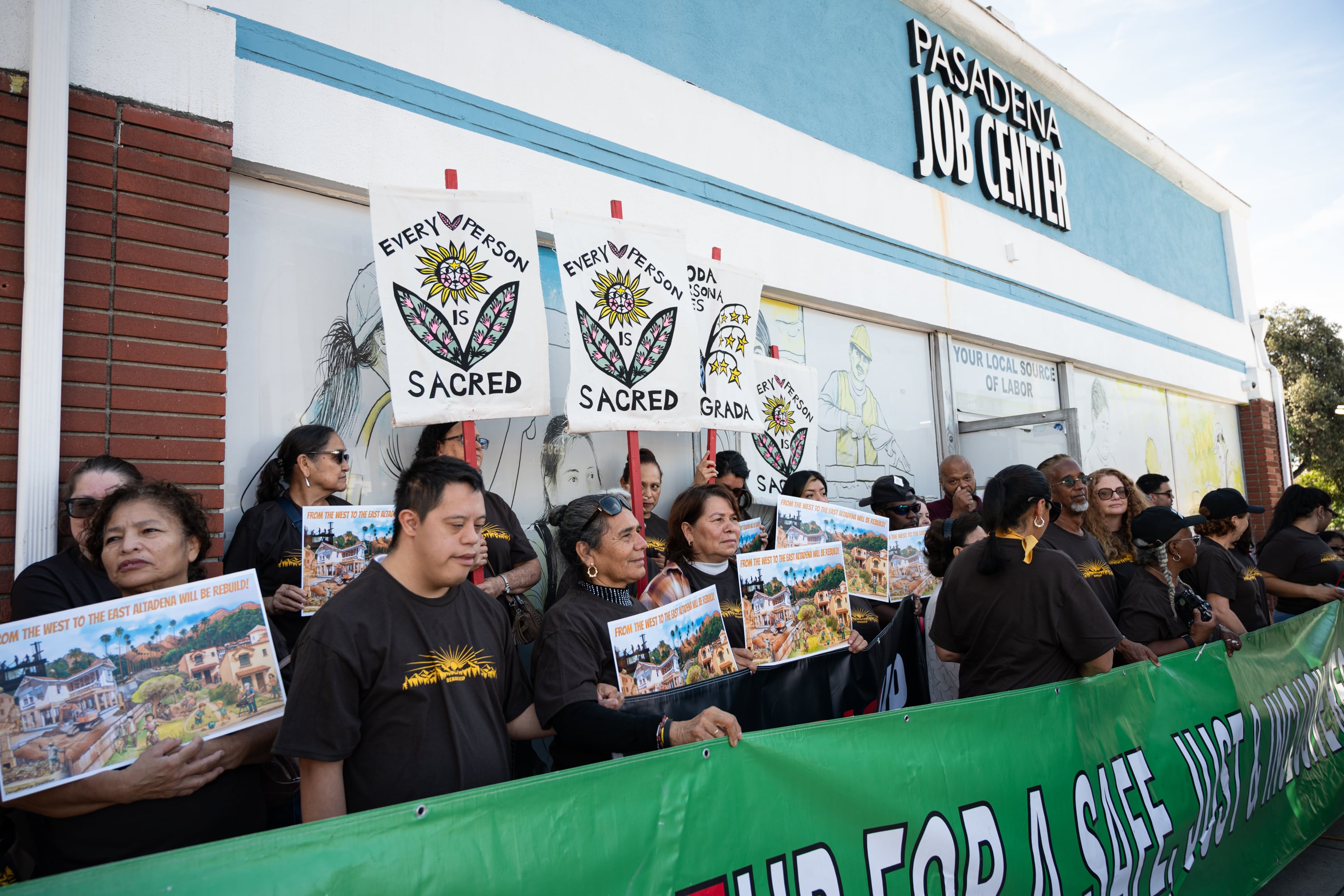 Sobrevivientes del incendio de Eaton en apoyo al Fondo de Ayuda Comunitaria para la Reconstrucción de la Equidad (CARE), en Pasadena, el 18 de agosto.