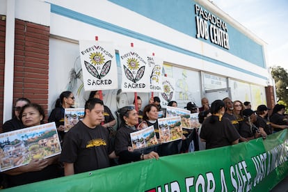 Sobrevivientes del incendio de Eaton en apoyo al Fondo de Ayuda Comunitaria para la Reconstrucción de la Equidad (CARE), en Pasadena, el 18 de agosto.