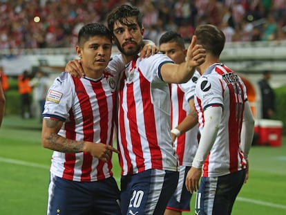 López y Pizarro celebran el segundo gol.