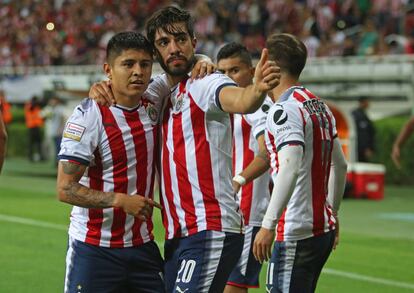 López y Pizarro celebran el segundo gol.