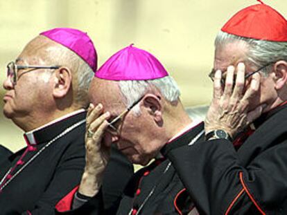 Algunos de los cardenales y obispos que asistieron a la intervención del Papa en la plaza de San Pedro.