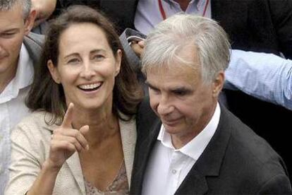 Ségolène Royal, rodeada de militantes socialistas ayer en La Rochelle.