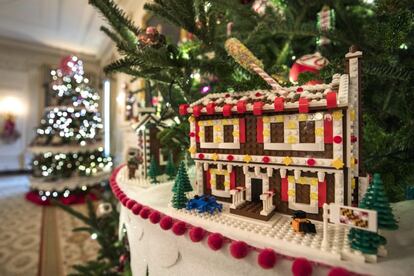 Árboles y construcciones navideñas se alternan en los salones de la Casa Blanca.