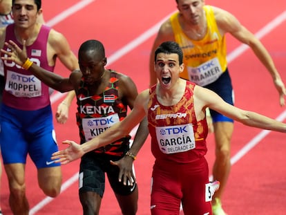 Mariano García cruza la meta en primer lugar en la final de 800m del Mundial de Atletismo en pista cubierta que se disputa en Belgrado.