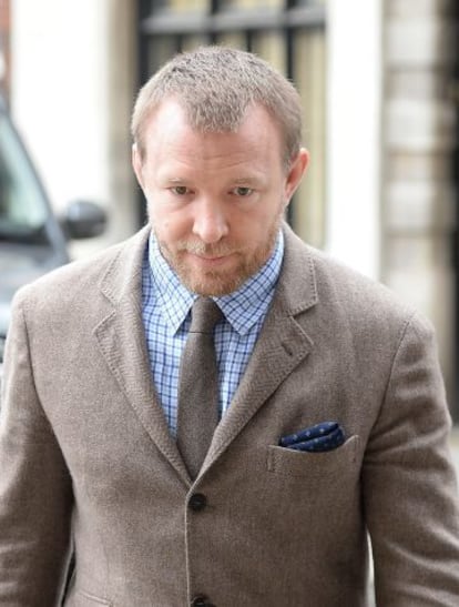 El director Guy Ritchie, a su llegada a la corte británica el pasado 10 de marzo para asistir a una vista sobre su batalla legal con Madonna por la custodia de su hijo Rocco, quien le acompañó a los juzgados.