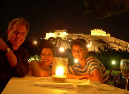 El autor con sus hijos (en el restaurante Dionisos) y la acrópolis de Atenas al fondo.