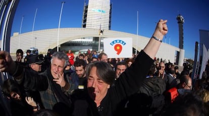 Los trabajadores salen emocionados de la sede de RTVV tras el corte de las emisiones.