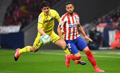 Gerard Moreno y Lodi pelean por el balón.