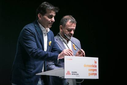 Sergi Sabrià (izquierda) junto a Alfred Bosch (D), de ERC, durante las primeras declaraciones.
