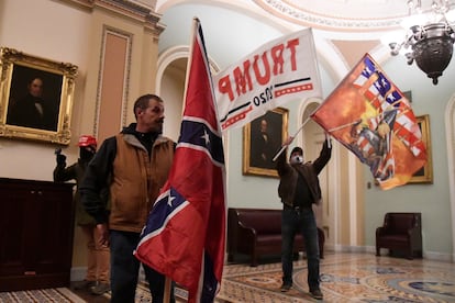 Un hombre enarbola una bandera confederada en el asalto al Capitolio, el 6 de enero.