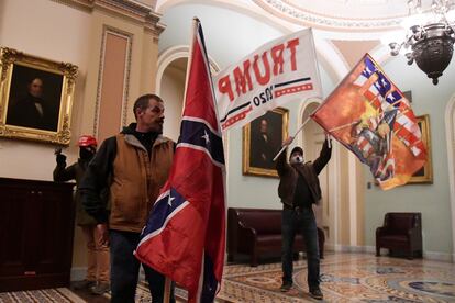 Un hombre enarbola una bandera confederada en el asalto al Capitolio, el 6 de enero.