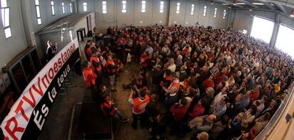 Una imagen de la asamblea de trabajadores de RTVV celebrada hoy en el centro de producciones de Burjassot.