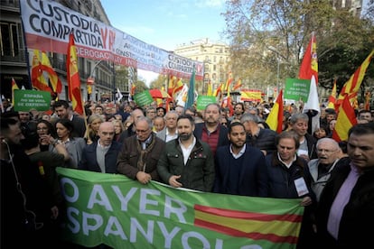 Santiago Abascal, en la manifestación por la Constitución en Barcelona. En la parte superior de la imagen, se puede ver la pancarta que reclama la derogación de la ley de violencia de género.