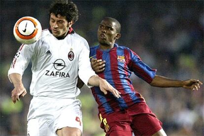 El camerunés Samuel Eto'o del Barcelona, lucha un balón con el georgiano Kakha Kaladze, del AC Milán.