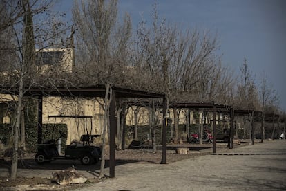 Una de las zonas de entrada a los chalés que el Tribunal Supremo acordó que deben ser demolidos tras haber sido declarado nulo el proyecto en sentencias anteriores. Ecologistas en Acción denunció que estaba construido en zona de especial protección no urbanizable.