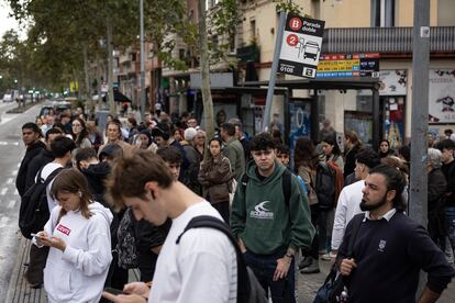 Pasajeros esperan el autobús de servicios mínimos, la primera jornada de huelga de servicios de transporte, este lunes en Barcelona. 