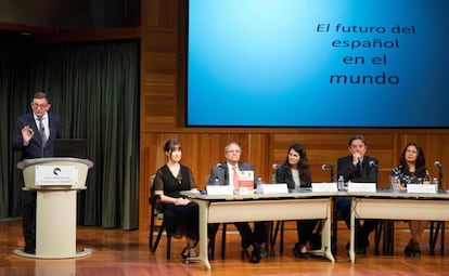 El director del Cervantes de Nueva York, Richard Bueno, en la presentación del anuario del español en Los Ángeles, el lunes.