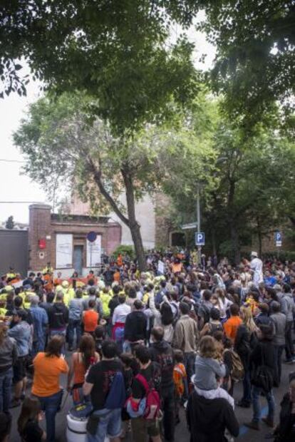 Vecinos de Sant Andreu tratan de ocupar una parte de Fabra y Coats, el pasado sábado.