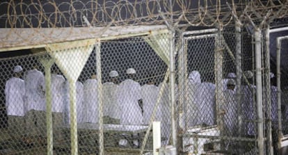 Presos musulmanes rezan en el Campo 4 de la base estadounidense de Guantánamo.
