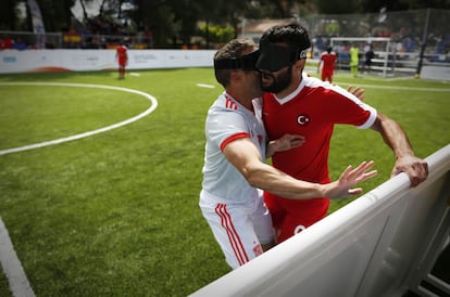 Las vallas laterales impiden que el balón salga fuera del campo y que los jugadores se hagan daño. Aquí también hay faltas y tarjetas.