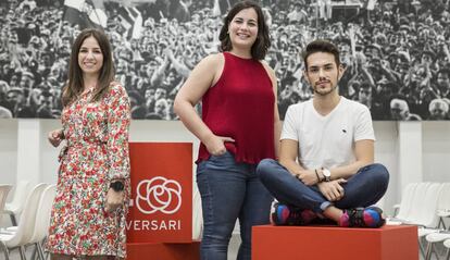 Lucía López (esquerra), Maria Messegué i Enric López, a la seu del PSC a Barcelona.