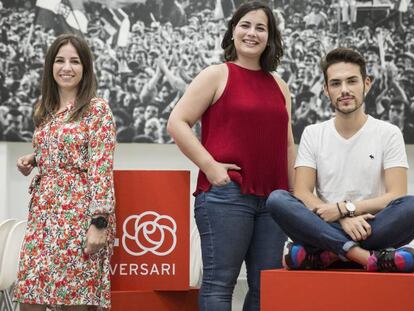 Lucía López (esquerra), Maria Messegué i Enric López, a la seu del PSC a Barcelona.