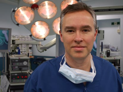 El cirujano Arnold Van de Laar, autor del libro 'El arte del bisturí', posa en un quirófano.