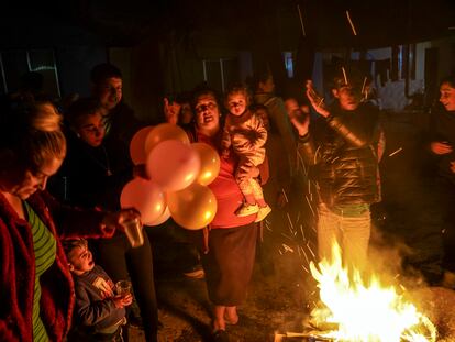 Vecinos del sector seis de la Cañada celebran un cumpleaños a la luz del fuego