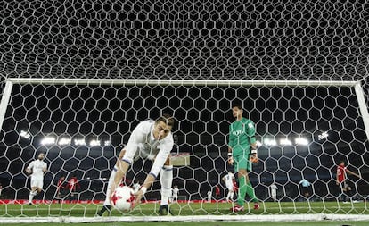 Cristiano recoge el balón tras marcar en la final del Mundialito.