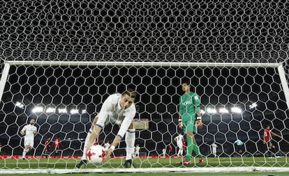 Cristiano recoge el bal&oacute;n tras marcar en la final del Mundialito. 