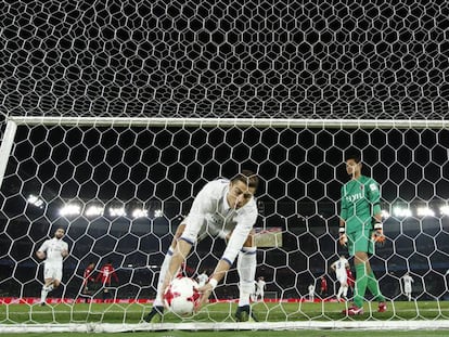 Cristiano recoge el bal&oacute;n tras marcar en la final del Mundialito. 