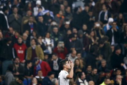 La celebración silenciosa de James después de marcar su gol (el tercero del Madrid).