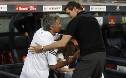 Supercopa de España: Barcelona, 3 - Real Madrid, 2: Mourinho y Tito Vilanova se saludan antes del encuentro, el primero oficial del técnico catalán al frente del equipo azulgrana.