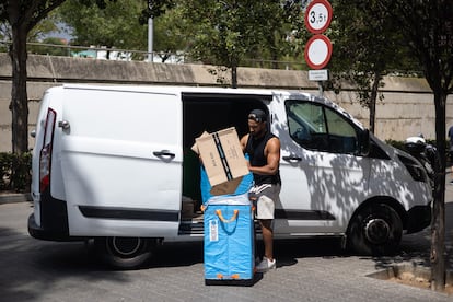 Un repartidor de paquetes de Amazon en el barrio de la Bordeta.