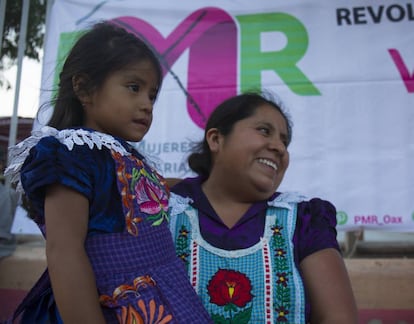 Una simpatizante del Partido de Mujeres Revolucionarias en Tlacolula.