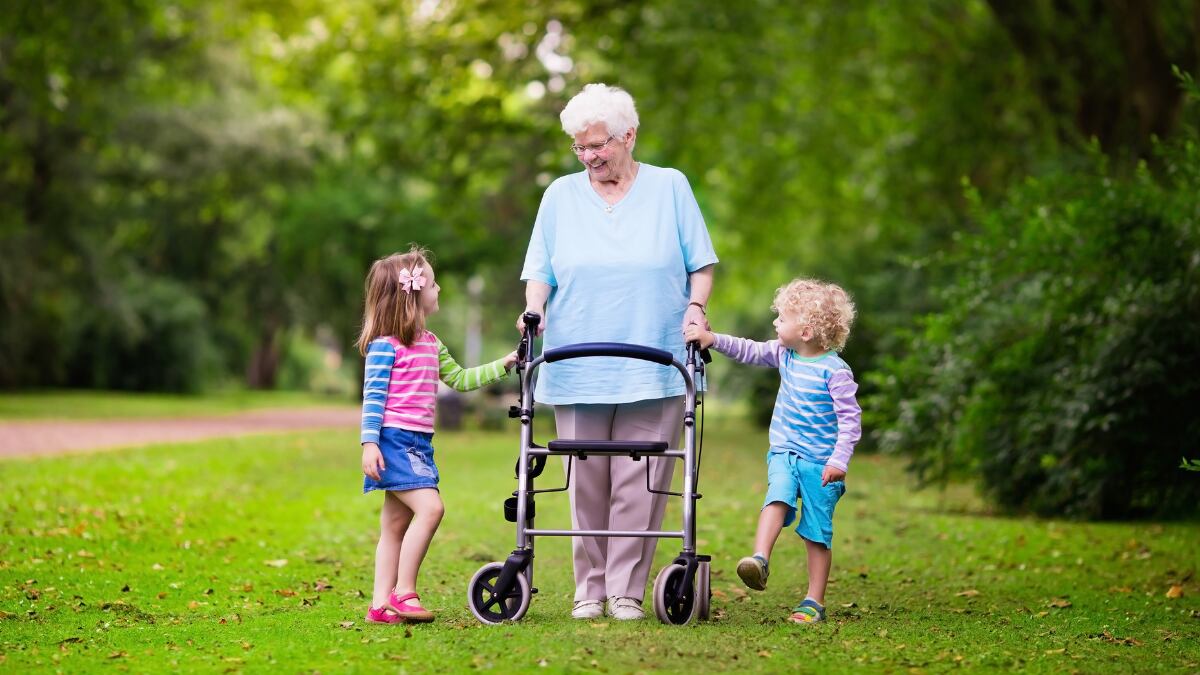 Un dispositivo de apoyo que mejora la estabilidad y la autonomía de las personas mayores. GETTY IMAGES.