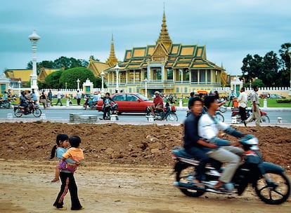 La plaza central de Phnom Penh con el palacio Real al fondo.