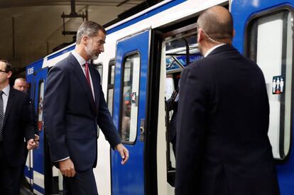 El Rey Felipe accede al tren en la estación de Sol