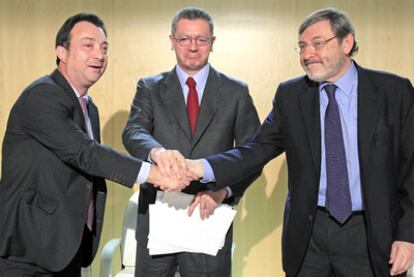 El alcalde de Madrid, Alberto Ruiz-Gallardón, junto al portavoz popular, Manuel Cobo, a la izquierda, y del PSOE, Jaime Lissavetzky.