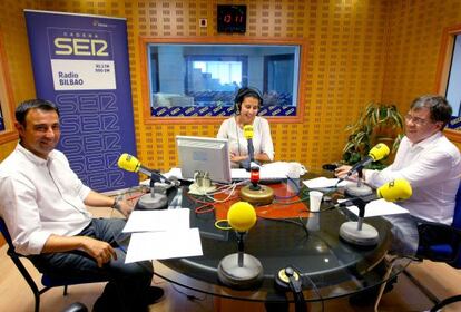 Mikel Torres, la periodista Azul Tejerina, e Iñaki Egaña, durante la celebración del debate entre los dos candidatos a liderar el PSE de Bizkaia.