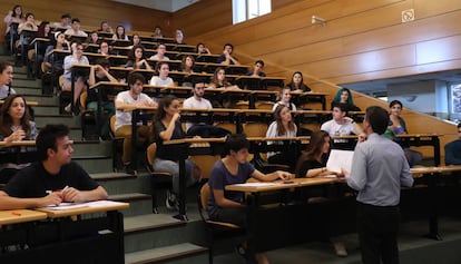 Un professor en una classe a la Universitat.