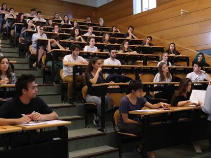 Un professor en una classe a la Universitat.