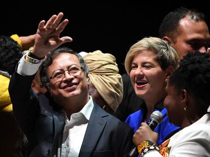 El presidente electo Gustavo Petro saluda durante su discurso.