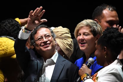 El presidente electo Gustavo Petro saluda durante su discurso.