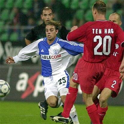 Richard Núñez elude a dos defensas del Twente Enschede, holandés, en un partido de la Copa de la UEFA.