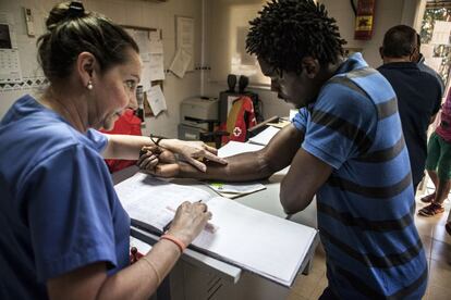 Una doctora de Cruz Roja atiende Jason, un residente del CETI.