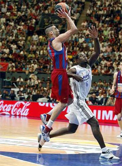 Juan Carlos Navarro entra a canasta en la final de la Liga ACB