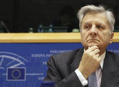El presidente del Banco Central Europeo, Jean-Claude Trichet, ayer en  Bruselas antes de dirigirse a la Comisión de Asuntos Monetarios del Parlamento Europeo.