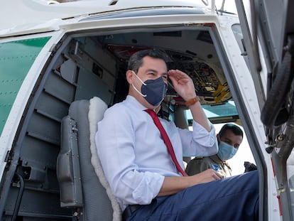 El presidente de la Junta de Andalucía, Juan Manuel Moreno, a bordo de un helicóptero, el 5 de mayo.