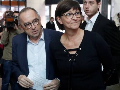 Saskia Esken y Norbert Walter-Borjans, líderes del partido socialdemócrata alemán en la sede del SPD antes de comparecer ante la prensa el jueves.